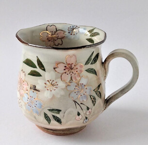 【ギャラリー洛中洛外】優しい色合いの桜が描かれてます 彩さくらマグカップ