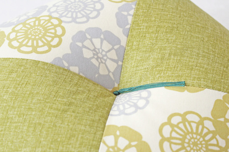 【洛中高岡屋】ラクにくつろげる おじゃみ座布団（木綿・萌黄フローラル）