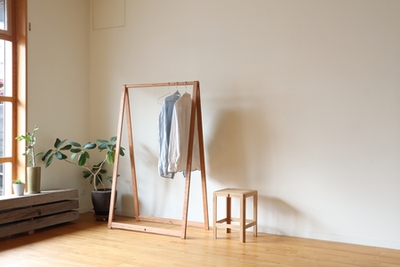 ハンガーラック(W850・ブラックチェリー) 木製 無垢材 無垢 おしゃれ ハンガーラック 折りたたみ 組立式 コンパクト収納 スリム収納 衣類収納 洋服掛け ブラックチェリー 真鍮パーツ インテリア 日本製 天然木 工具付き 【uj-CY005-B】【平山日用品店】