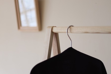 ハンガーラック(W850・ブラックチェリー) 木製 無垢材 無垢 おしゃれ ハンガーラック 折りたたみ 組立式 コンパクト収納 スリム収納 衣類収納 洋服掛け ブラックチェリー 真鍮パーツ インテリア 日本製 天然木 工具付き 【uj-CY005-B】【平山日用品店】