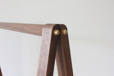 ハンガーラック(W850・ブラックチェリー) 木製 無垢材 無垢 おしゃれ ハンガーラック 折りたたみ 組立式 コンパクト収納 スリム収納 衣類収納 洋服掛け ブラックチェリー 真鍮パーツ インテリア 日本製 天然木 工具付き 【uj-CY005-B】【平山日用品店】