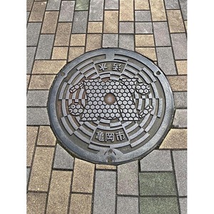 亀岡市章 マンホール蓋 《実物》スタンド付《鋳物 雑貨 インテリア 特産品 ご当地 グッズ マンホールのふた 鋳物》