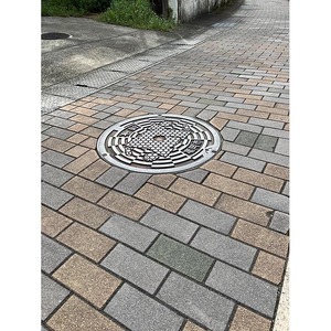 亀岡市章 マンホール蓋 《実物》スタンド付《鋳物 雑貨 インテリア 特産品 ご当地 グッズ マンホールのふた 鋳物》