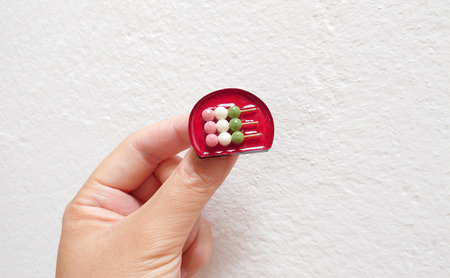 紙でできてる三色団子の帯留め 小物 雑貨 和装 和服 ファッション小物 かわいい おしゃれ 和風 レトロ 食べ物モチーフ ハンドメイド かわいい帯留め 