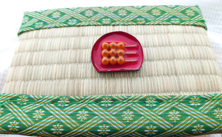 紙でできてるみたらし団子の帯留め 小物 雑貨 和装 和服 ファッション小物 かわいい おしゃれ 和風 レトロ 食べ物モチーフ ハンドメイド かわいい帯留め 