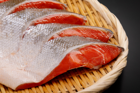 「オホーツク網走」加工の新巻鮭切身＆紅鮭切身 食べ比べセット ABE101 | 鮭切身 鮭切身 鮭切身 鮭切身 鮭切身