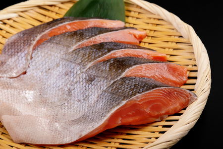 「オホーツク網走」加工の新巻鮭切身＆紅鮭切身 食べ比べセット ABE101 | 鮭切身 鮭切身 鮭切身 鮭切身 鮭切身