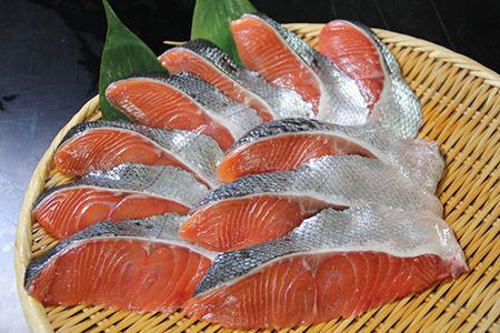 オホーツク産 新巻鮭切身 約2kg(約100g2切入れ×10パック)
