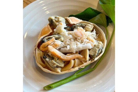 香住ガニと丹後魚介のズッパ ディ ペッシェ　海鮮 魚介料理 香住ガニ 蟹 京鰆 牡蠣 アオリイカ トマトソース リゾット パーティー料理