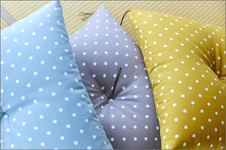 天然繊維 手作り 木綿わた入り 座布団（からしドット柄）