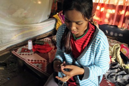 京丹後の絹糸イヤリング【カンボジアの女性たちに雇用の機会を!!】 京丹後の絹糸を使ってカンボジアの女性達が作ったイヤリング