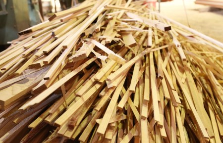 【訳あり】焚き付け用 薪 約15kg　キャンプ アウトドア 焚火 たき火 薪ストーブ 暖炉 乾燥 ミックス 混合 まき マキ 着火剤 燃やす 火 自然 京都産 丹後産 わけあり ワケアリ 訳アリ 訳有り 不揃い ふぞろい SDGs コッペ こっぺ BBQ