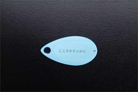 遺灰入れカード型ケース 結心華 しずくタイプ アルミ製 色：ブルー（カラーアルマイト）