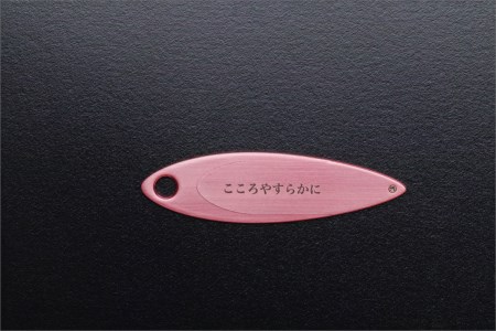 遺灰入れカード型ケース 結心華 葉っぱタイプ アルミ製 色：ピンク（カラーアルマイト）