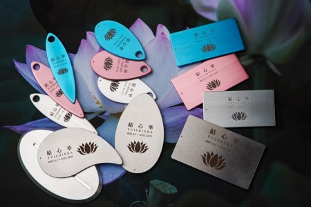 遺灰入れカード型ケース 結心華 葉っぱタイプ アルミ製 色：シルバー（カラーアルマイト）