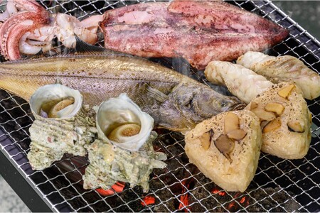 【海鮮 BBQセット】BBQに最適！誰でも簡単に焼ける サザエ＆白イカ＆干物セットにサザエご飯のおにぎり付き 海鮮BBQセット 6人用 ※万能ダシ付き ＜ボイルサザエ・ぷりぷりの白イカ・人気干物数種・サザエご飯おにりぎもついた海鮮BBQセット 