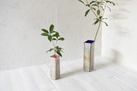 Hiwairoフラワーベース　青　花器　花瓶　高さ30cm×12cm×7cm〈花器 花瓶 工芸品 雑貨 日用品 シンプル 上品 透明度 光彩 おしゃれ ガラス〉 