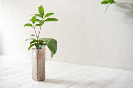 Hiwairoフラワーベース　赤　花器　花瓶　高さ21cm×9cm×6cm〈花器 花瓶 工芸品 雑貨 日用品 シンプル 上品 透明度 光彩 おしゃれ ガラス〉 