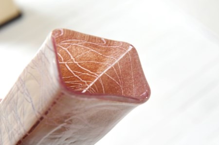 Hiwairoフラワーベース　赤　花器　花瓶　高さ21cm×9cm×6cm〈花器 花瓶 工芸品 雑貨 日用品 シンプル 上品 透明度 光彩 おしゃれ ガラス〉 