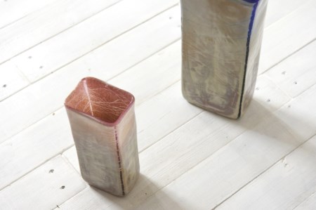 Hiwairoフラワーベース　赤　花器　花瓶　高さ21cm×9cm×6cm〈花器 花瓶 工芸品 雑貨 日用品 シンプル 上品 透明度 光彩 おしゃれ ガラス〉 