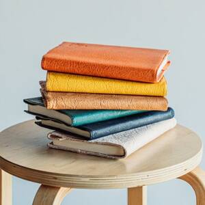 一度触ると手放せない!天然鹿革100% のレザーブックカバー　オレンジ【1453263】