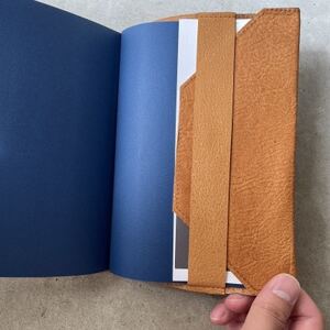 一度触ると手放せない!天然鹿革100% のレザーブックカバー　オレンジ【1453263】