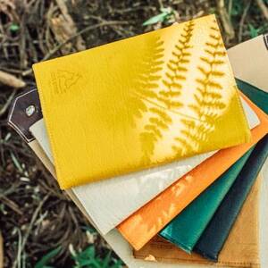 一度触ると手放せない!天然鹿革100% のレザーブックカバー　黄色【1453280】