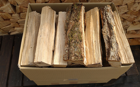 【アウトドア～キャンプに！～】薪（広葉樹：ナラ）　中割り　約20kg・30cm 雑貨 日用品 おすすめ 自然豊か 使いやすい 乾燥 コンパクト 本格的 焚火 ソロキャンプ 