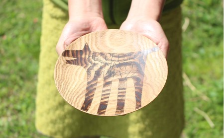 【宮内知子の木工作品】インテリアにも使える木工作家の漆で描いたお皿（大小サイズ各1枚）（大小サイズ各1枚）