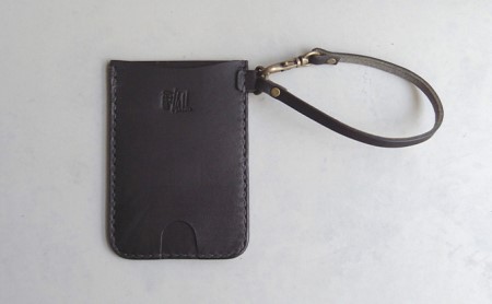 【坂田典子の革小物】 使い込むほどに味わい深くなる、革のパスケース ファッション小物 財布 雑貨 日用品 定期入れ  チョコ