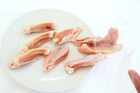 京赤地どり 手羽中 ハーフチップ 300g×8パック 合計2.4kg  【鶏肉 手羽中 手羽 手羽中 鶏肉 手羽中】[020CS002]