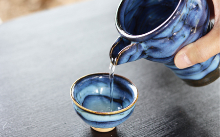 京丹波町の窯元「工房瑞穂」窯変釉片口酒器セット（青）[035MG002]