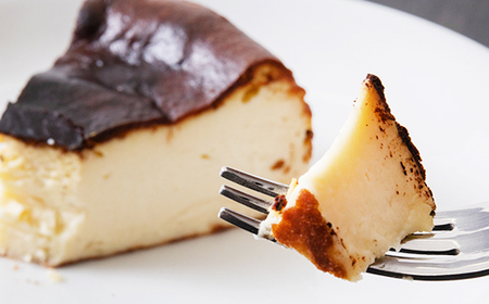 クッチーニのバスク風チーズケーキ 与謝野町産米粉使用でグルテンフリーの手作りケーキ ホール15cm_菓子・スイーツ ケーキ _【配送不可地域:離島】【1550995】