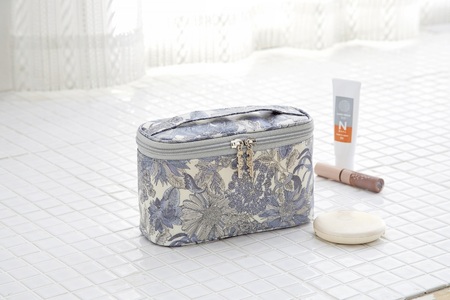 【Cyalel Yahata】プレミアムリバティプリント スリムバニティポーチ アンジェリカ・ガーラ グレー 化粧ポーチ レディース 小物入れ 旅行用 トラベルポーチ 花柄 箱入り 日本製_OS007-0015