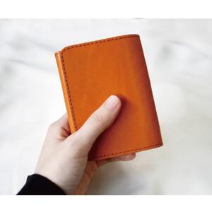 背面カード入れ付きコンパクト二つ折り財布 キャメル