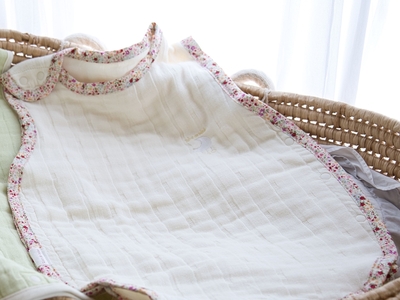 8重ガーゼ 丸型スリーパー (アイボリー×花柄) 毛布の町泉大津市産｜綿100% 通気性 保温性 ふんわり 心地よい素材 年中使える [4254]