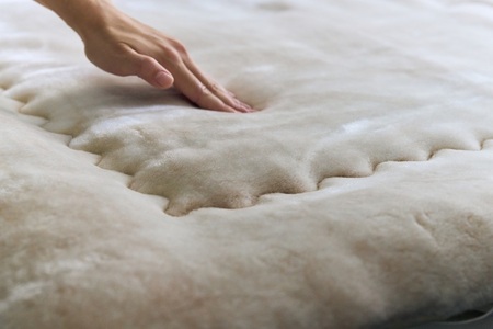 アクリル毛布 ニューマイヤー メランシカ敷きパッド ホワイト×ピンクベージュ シングルサイズ100×205cm