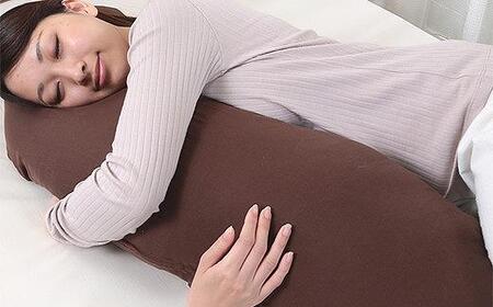 優しい肌触りの「和晒しダブルガーゼ抱き枕」(ブラウン)