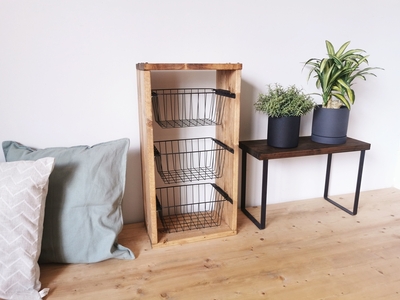 無垢材 ワイヤーバスケット シェルフ 3段 かご付 ブラウン｜新星金属製作所 大阪府 守口市 玄関 リビング 子供部屋 ホルダー 棚 アンティーク ラック ニッチ カントリー雑貨 収納 アイアン 持ち運び シェルフ ウッド 家具 鉄 木 収納棚 ビンテージ [0867]