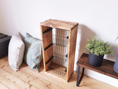 無垢材 ワイヤーバスケット シェルフ 3段 かご付 ブラウン｜新星金属製作所 大阪府 守口市 玄関 リビング 子供部屋 ホルダー 棚 アンティーク ラック ニッチ カントリー雑貨 収納 アイアン 持ち運び シェルフ ウッド 家具 鉄 木 収納棚 ビンテージ [0867]