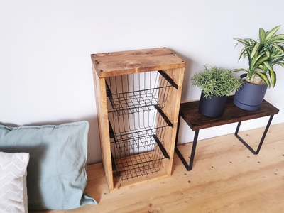 無垢材 ワイヤーバスケット シェルフ 3段 かご付 ブラウン｜新星金属製作所 大阪府 守口市 玄関 リビング 子供部屋 ホルダー 棚 アンティーク ラック ニッチ カントリー雑貨 収納 アイアン 持ち運び シェルフ ウッド 家具 鉄 木 収納棚 ビンテージ [0867]