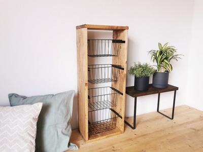 無垢材 ワイヤーバスケット シェルフ 4段 かご付 ブラウン｜新星金属製作所 大阪府 守口市 玄関 リビング 子供部屋 ホルダー 棚 アンティーク ラック ニッチ カントリー雑貨 収納 アイアン 持ち運び シェルフ ウッド 家具 鉄 木 収納棚 ビンテージ [0877]