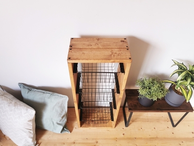 無垢材 ワイヤーバスケット シェルフ 4段 かご付 ブラウン｜新星金属製作所 大阪府 守口市 玄関 リビング 子供部屋 ホルダー 棚 アンティーク ラック ニッチ カントリー雑貨 収納 アイアン 持ち運び シェルフ ウッド 家具 鉄 木 収納棚 ビンテージ [0877]