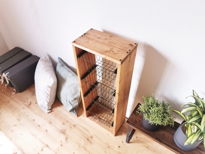 無垢材 ワイヤーバスケット シェルフ 4段 かご付 ブラウン｜新星金属製作所 大阪府 守口市 玄関 リビング 子供部屋 ホルダー 棚 アンティーク ラック ニッチ カントリー雑貨 収納 アイアン 持ち運び シェルフ ウッド 家具 鉄 木 収納棚 ビンテージ [0877]