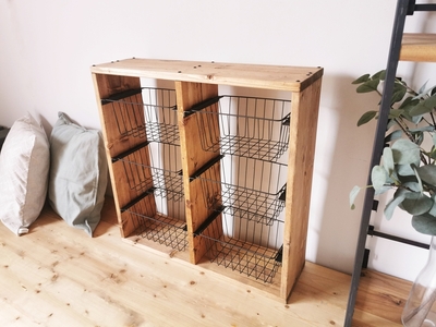 無垢材 ワイヤーバスケット シェルフ 6段 かご付 ブラウン｜新星金属製作所 大阪府 守口市 玄関 リビング 子供部屋 ホルダー 棚 アンティーク ラック ニッチ カントリー雑貨 収納 アイアン 持ち運び シェルフ ウッド 家具 鉄 木 収納棚 ビンテージ [0900]