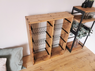 無垢材 ワイヤーバスケット シェルフ 8段 かご付 ブラウン｜新星金属製作所 大阪府 守口市 玄関 リビング 子供部屋 ホルダー 棚 アンティーク ラック ニッチ カントリー雑貨 収納 アイアン 持ち運び シェルフ ウッド 家具 鉄 木 収納棚 ビンテージ [0939]