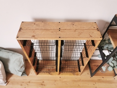 無垢材 ワイヤーバスケット シェルフ 8段 かご付 ブラウン｜新星金属製作所 大阪府 守口市 玄関 リビング 子供部屋 ホルダー 棚 アンティーク ラック ニッチ カントリー雑貨 収納 アイアン 持ち運び シェルフ ウッド 家具 鉄 木 収納棚 ビンテージ [0939]