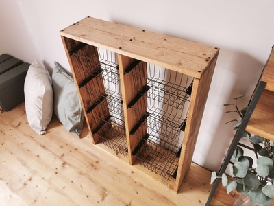 無垢材 ワイヤーバスケット シェルフ 8段 かご付 ブラウン｜新星金属製作所 大阪府 守口市 玄関 リビング 子供部屋 ホルダー 棚 アンティーク ラック ニッチ カントリー雑貨 収納 アイアン 持ち運び シェルフ ウッド 家具 鉄 木 収納棚 ビンテージ [0939]