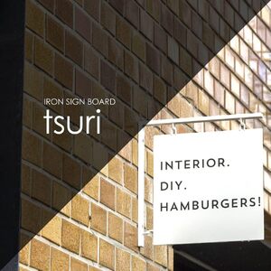 D197　壁付け看板 アイアンブラケットサインボード「tsuri」白（ホワイト）【友安製作所 tomoyasu 鉄 アイアン家具 壁 ウォール ブラケット 大阪 八尾市】