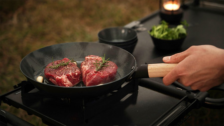 D194 ライクイット PAN-01オーブンでも使える鉄フライパン26cm【フライパン 鉄 藤田金属 like-it FUJITA IH ガス 26センチ 木製 着脱 ハンドル スタンド付 日本製 オーブン 町工場 職人 長持ち 国産 大阪府 八尾】